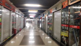 義烏國(guó)際商貿(mào)城,小商品流通大舞臺(tái),在這里有七萬(wàn)多個(gè)店鋪,每個(gè)店鋪后面都是一家工廠,這里就是創(chuàng)業(yè)者向往的地方